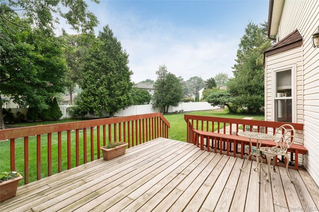 15 Fairfields Court, Huntington Station, NY 11746