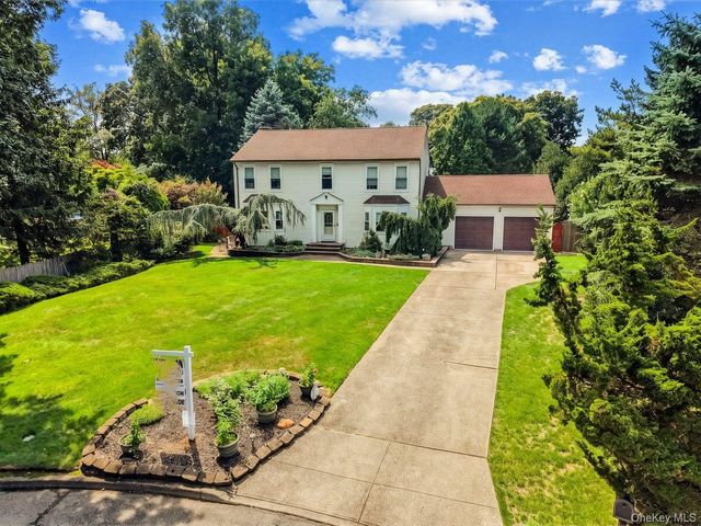 15 Fairfields Court, Huntington Station, NY 11746