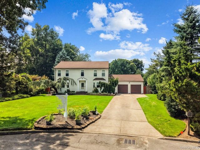 15 Fairfields Court, Huntington Station, NY 11746