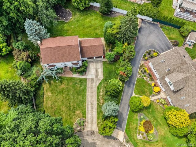 15 Fairfields Court, Huntington Station, NY 11746