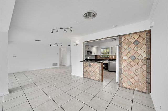 220 SE 10th Street, Pompano Beach, FL 33060