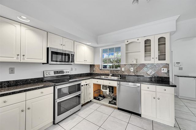 220 SE 10th Street, Pompano Beach, FL 33060