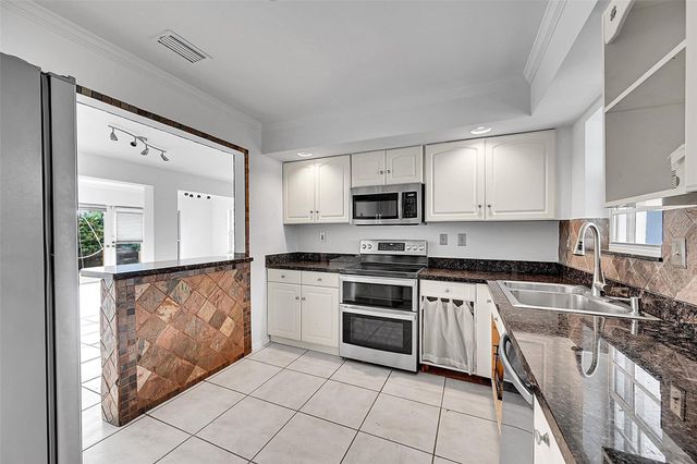 220 SE 10th Street, Pompano Beach, FL 33060