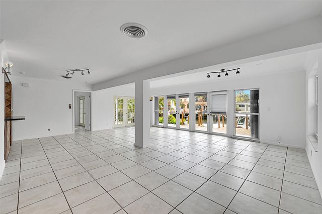 220 SE 10th Street, Pompano Beach, FL 33060