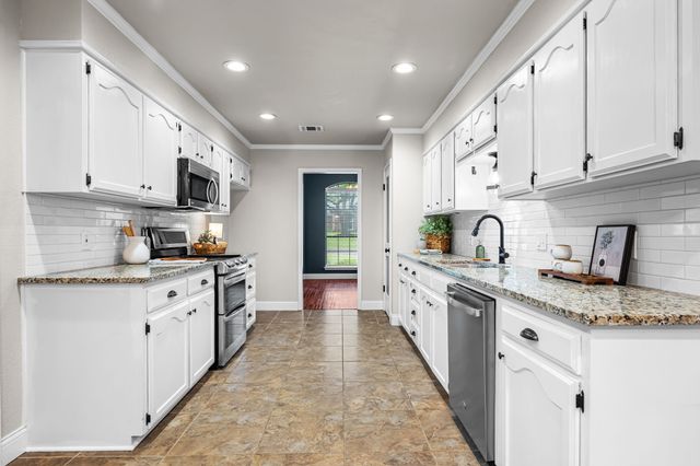 1208 Dendron Drive, Hewitt, TX 76643