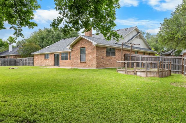 1208 Dendron Drive, Hewitt, TX 76643