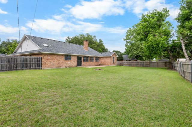 1208 Dendron Drive, Hewitt, TX 76643