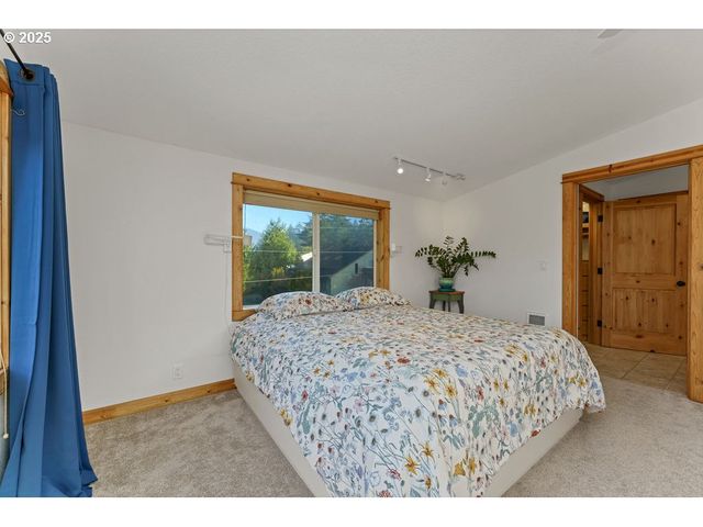 101 S Quadrant St, Rockaway Beach, OR 97136