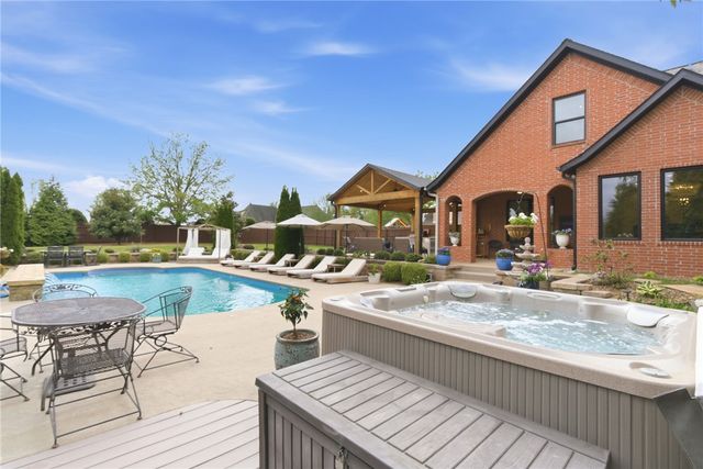 3601 W Legacy Lane, Rogers, AR 72758