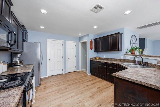 1904 Barnett Place, Bartlesville, OK 74006