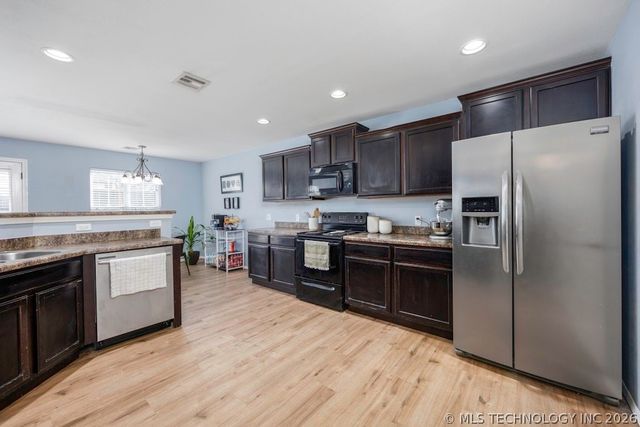 1904 Barnett Place, Bartlesville, OK 74006