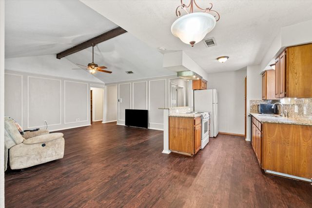 806 Wind Brooke Drive, Arlington, TX 76001