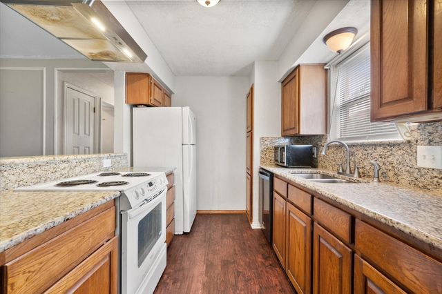 806 Wind Brooke Drive, Arlington, TX 76001