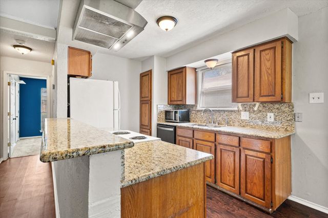 806 Wind Brooke Drive, Arlington, TX 76001