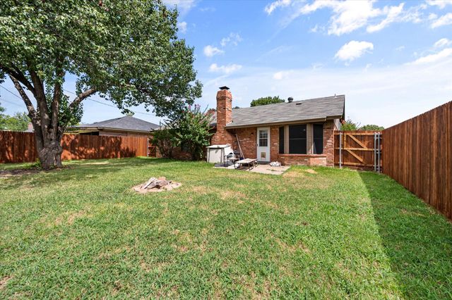 806 Wind Brooke Drive, Arlington, TX 76001