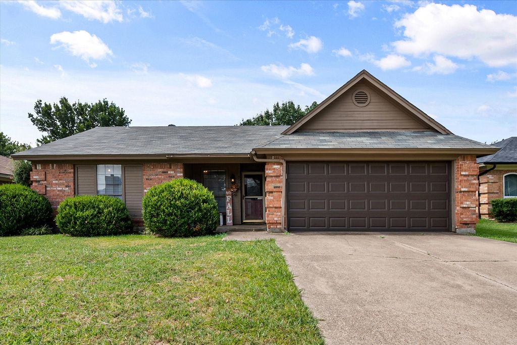 806 Wind Brooke Drive, Arlington, TX 76001