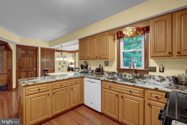 7706 LAKELOFT CT, Fairfax Station, VA 22039