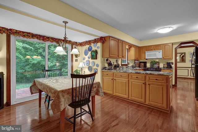 7706 LAKELOFT CT, Fairfax Station, VA 22039