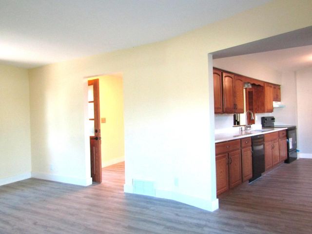 3850 College AVENUE, Greenfield, WI 53221