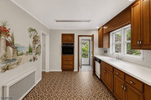 704 Parker St, Newark City, NJ 07104