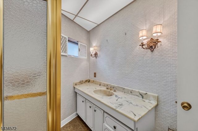 704 Parker St, Newark City, NJ 07104