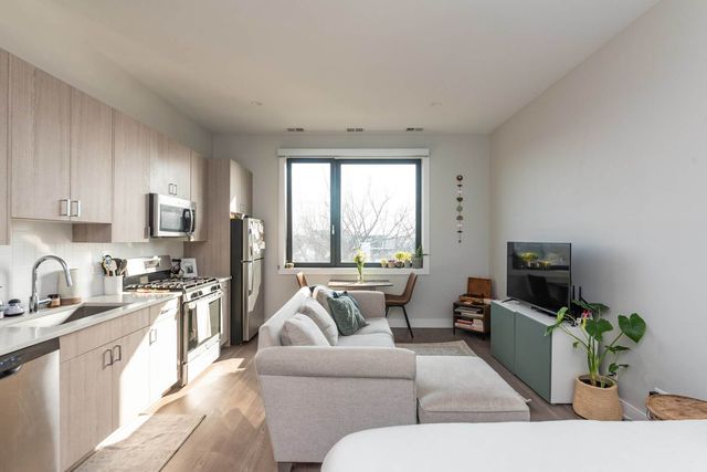 1966 N Milwaukee Avenue 304, Chicago, IL 60647