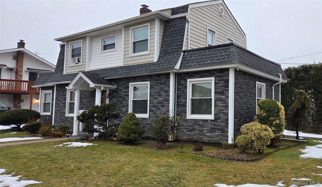 2 Sportsmans Avenue, Freeport, NY 11520