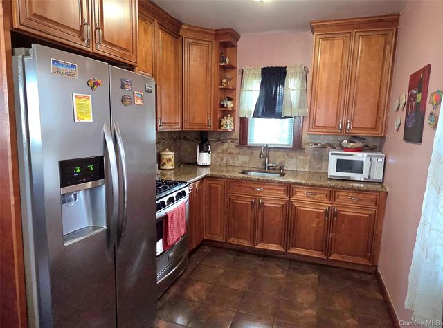 2 Sportsmans Avenue, Freeport, NY 11520