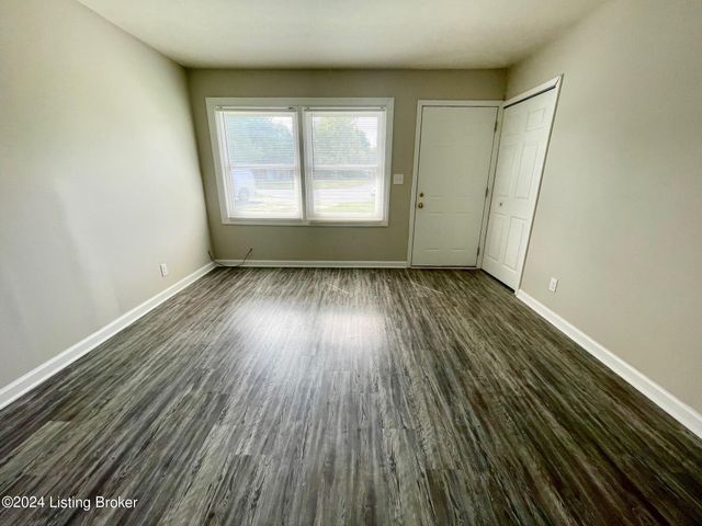 5401 Ailanthus Trl, Louisville, KY 40219
