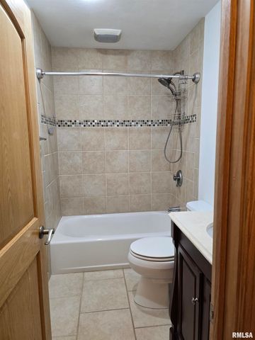 34 8TH Avenue, Canton, IL 61520