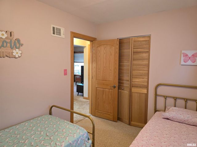 34 8TH Avenue, Canton, IL 61520