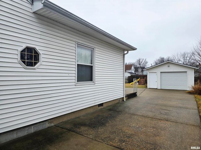 34 8TH Avenue, Canton, IL 61520