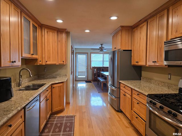 34 8TH Avenue, Canton, IL 61520