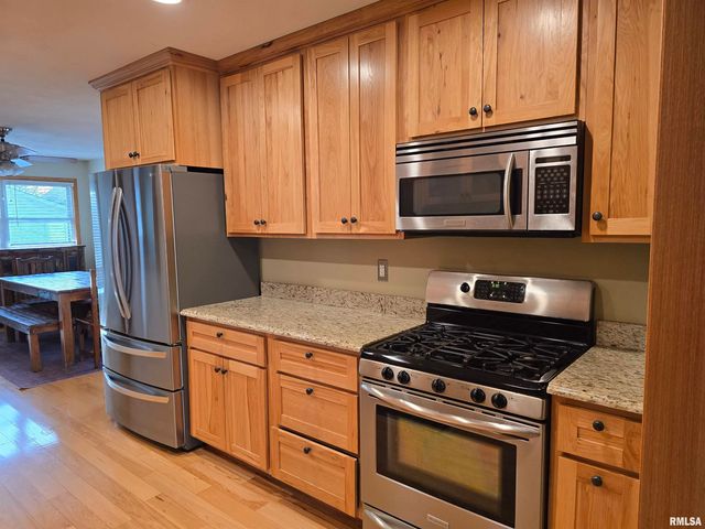 34 8TH Avenue, Canton, IL 61520