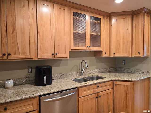 34 8TH Avenue, Canton, IL 61520