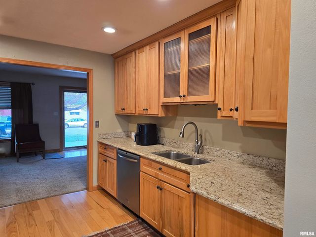 34 8TH Avenue, Canton, IL 61520