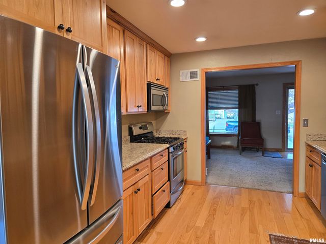 34 8TH Avenue, Canton, IL 61520