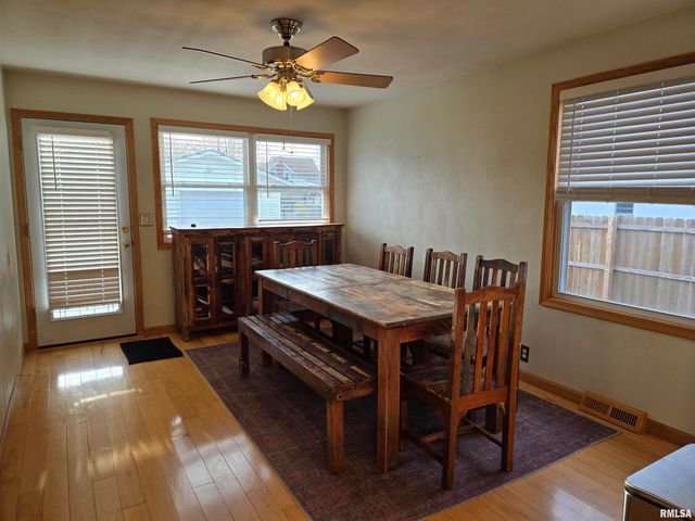 34 8TH Avenue, Canton, IL 61520