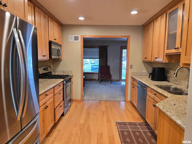 34 8TH Avenue, Canton, IL 61520