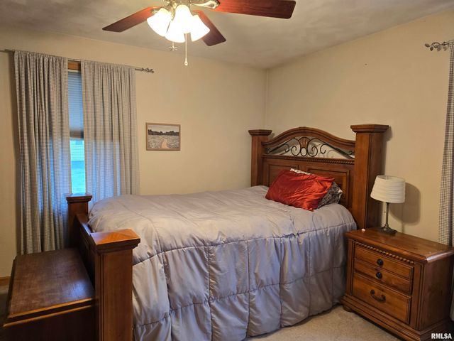 34 8TH Avenue, Canton, IL 61520