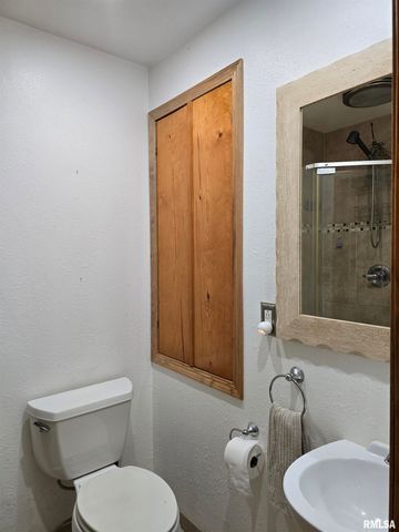 34 8TH Avenue, Canton, IL 61520