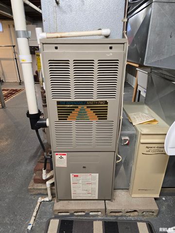 34 8TH Avenue, Canton, IL 61520