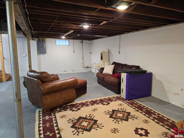 34 8TH Avenue, Canton, IL 61520