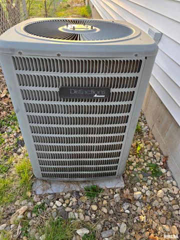 34 8TH Avenue, Canton, IL 61520