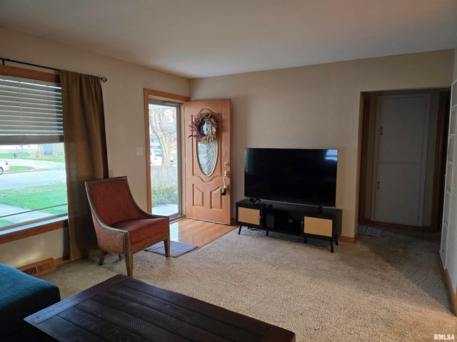 34 8TH Avenue, Canton, IL 61520