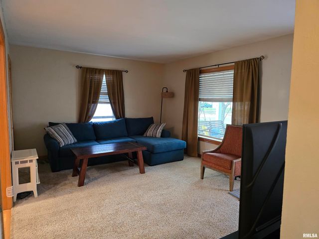 34 8TH Avenue, Canton, IL 61520