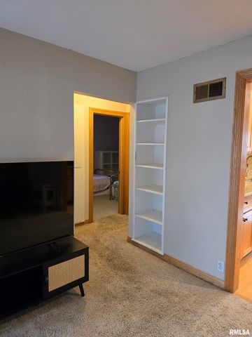 34 8TH Avenue, Canton, IL 61520