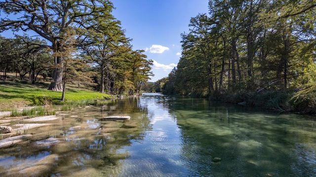 416 Cold Springs River Dr, Concan, TX 78873