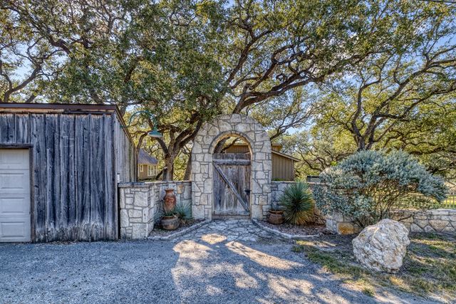 416 Cold Springs River Dr, Concan, TX 78873