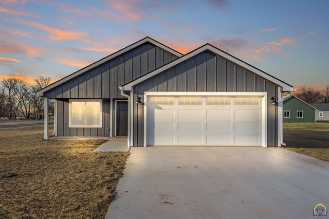 1928 NW 8th St, Topeka, KS 66608